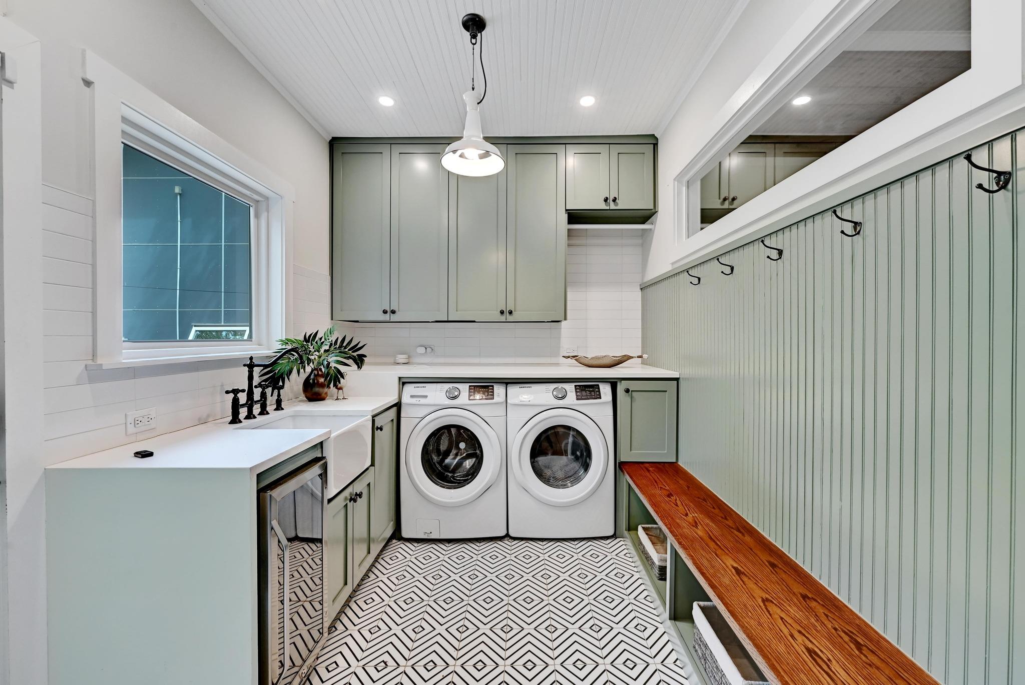 702 W Mary ST