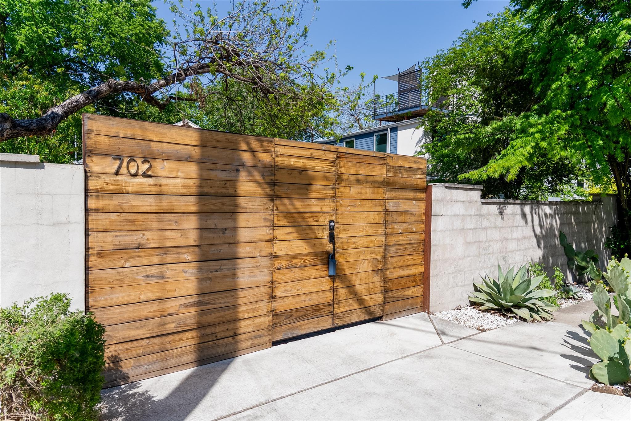 702 W Mary ST