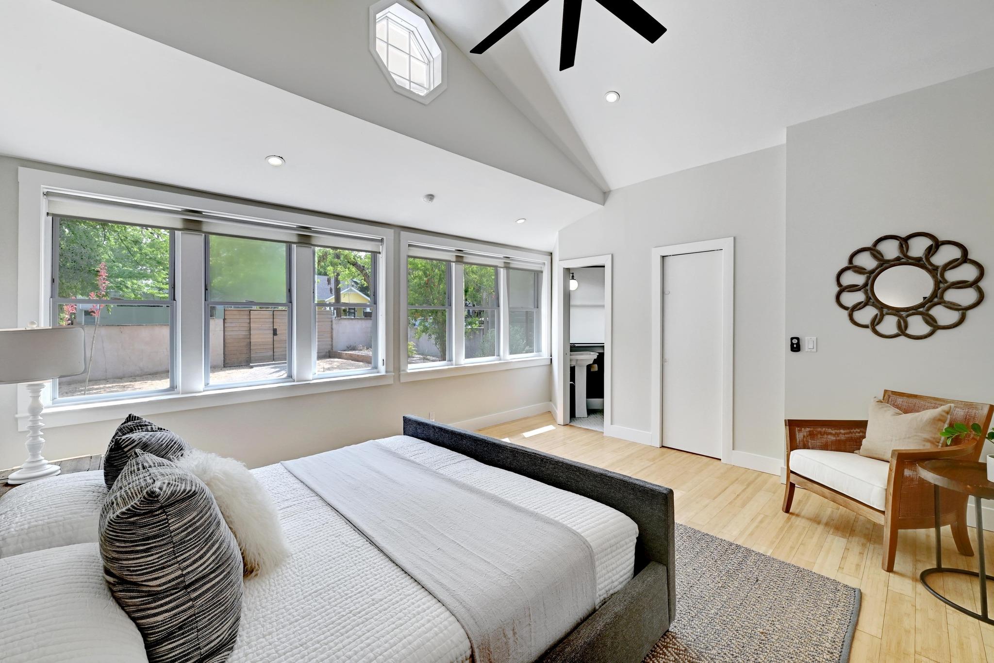 702 W Mary ST