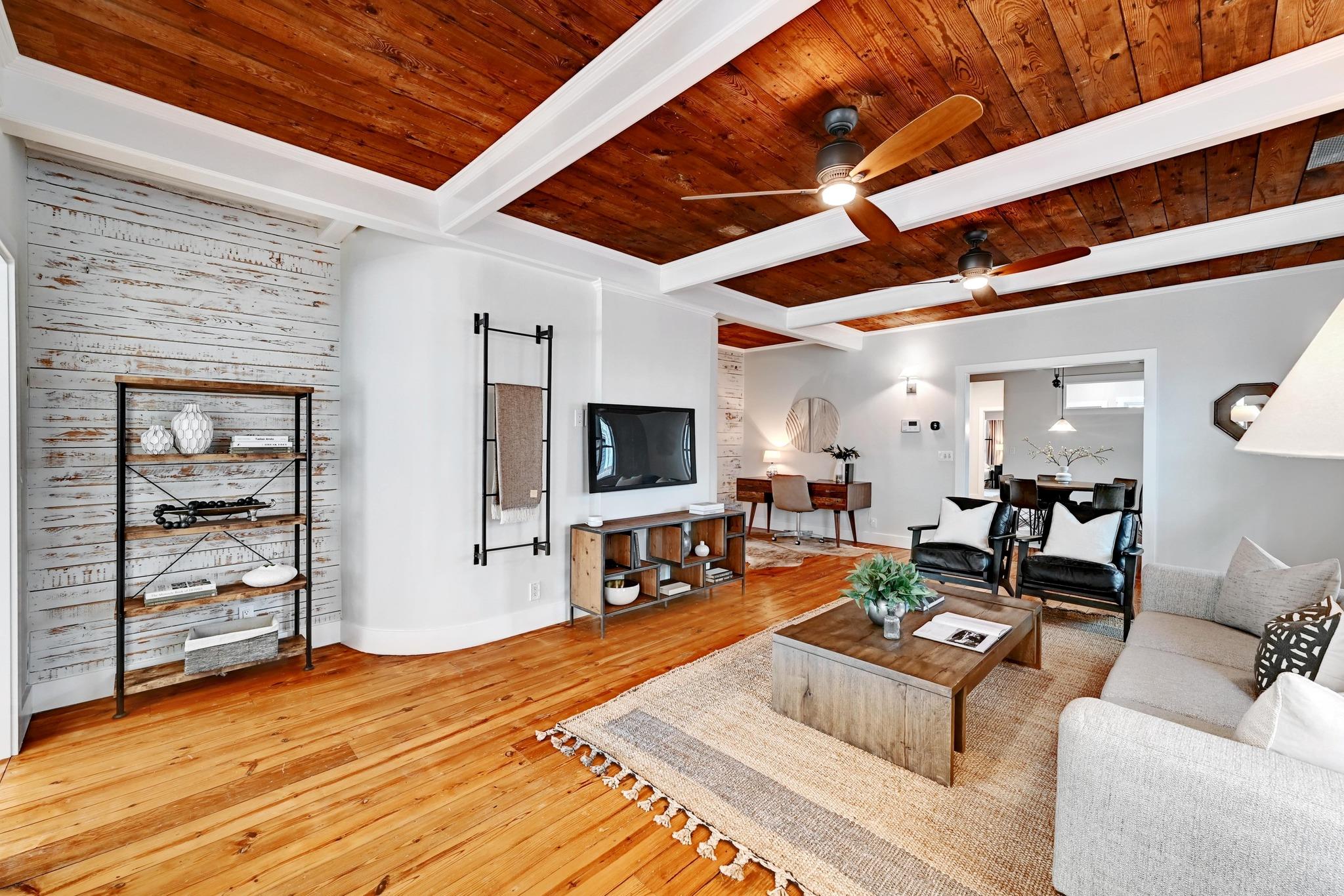 702 W Mary ST