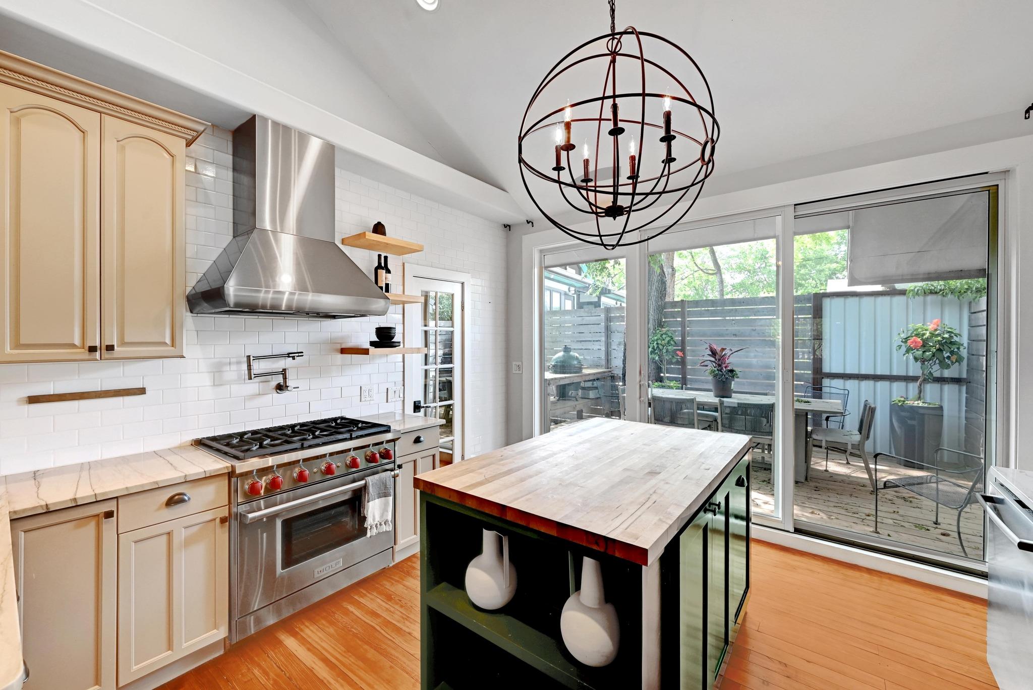 702 W Mary ST