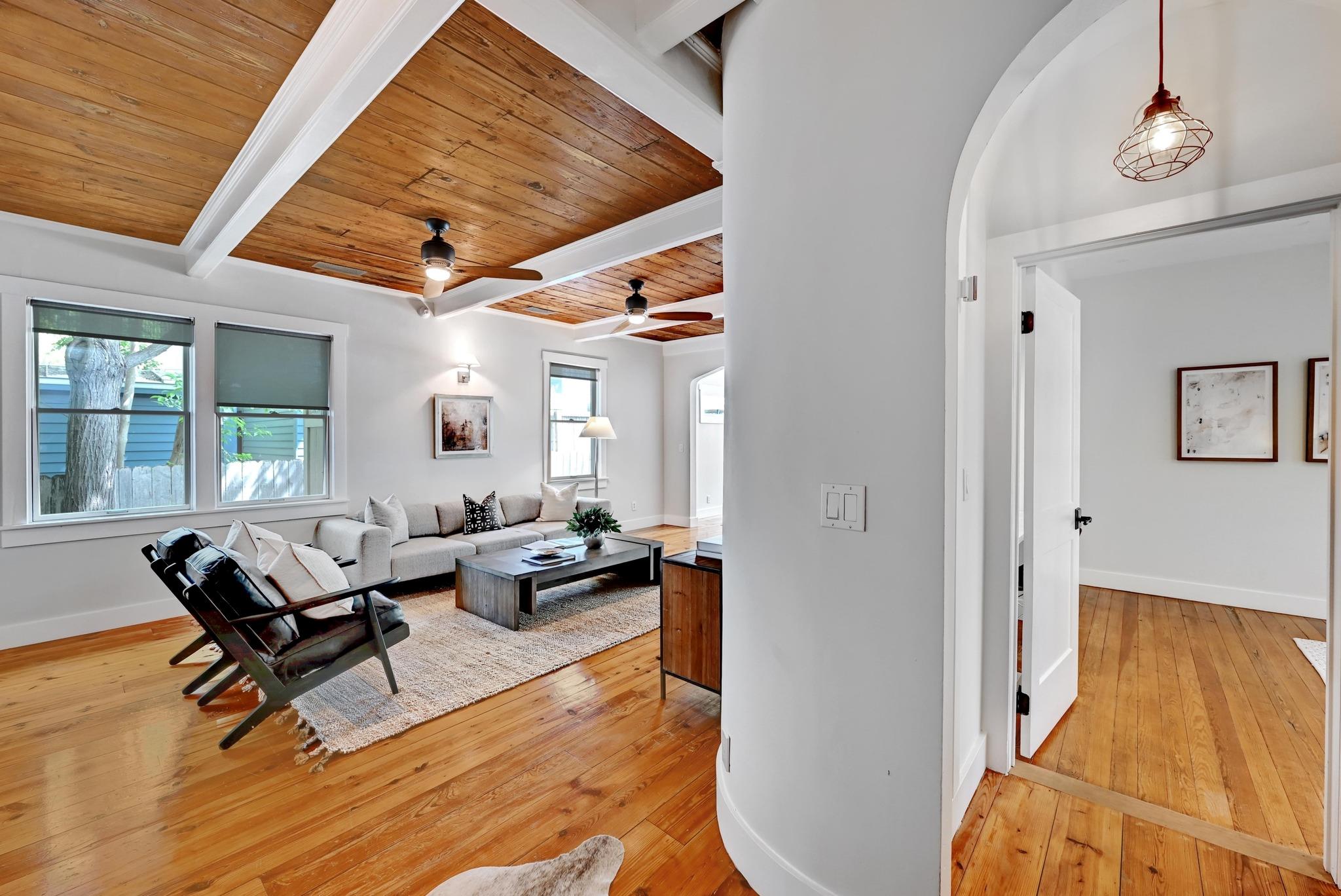 702 W Mary ST