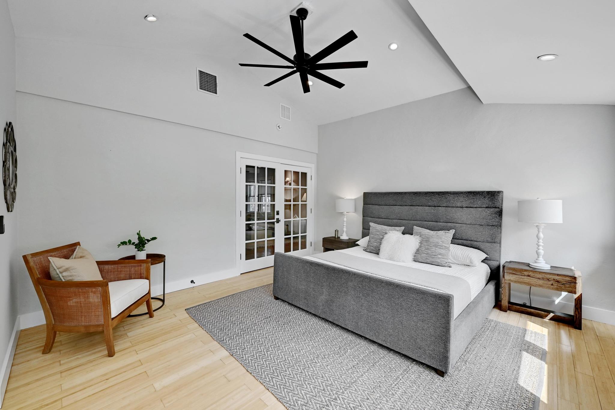 702 W Mary ST