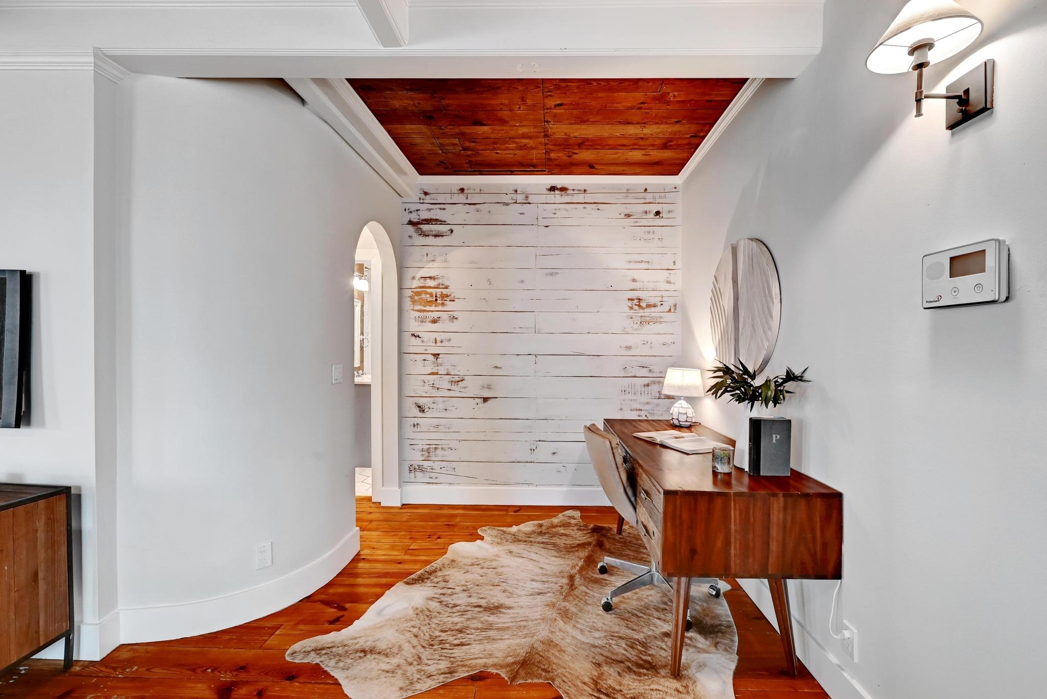 702 W Mary ST