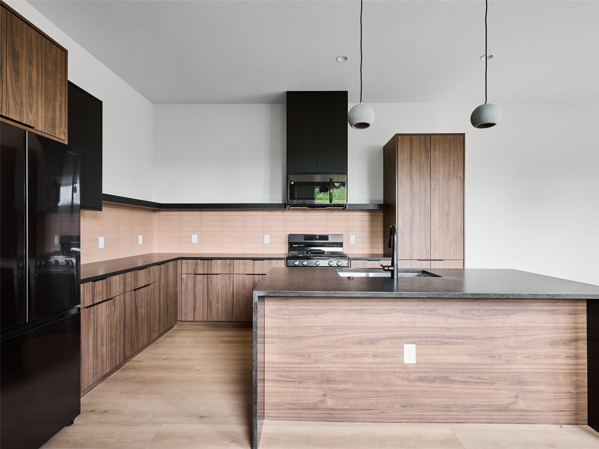 412 Hackberry LN # 2