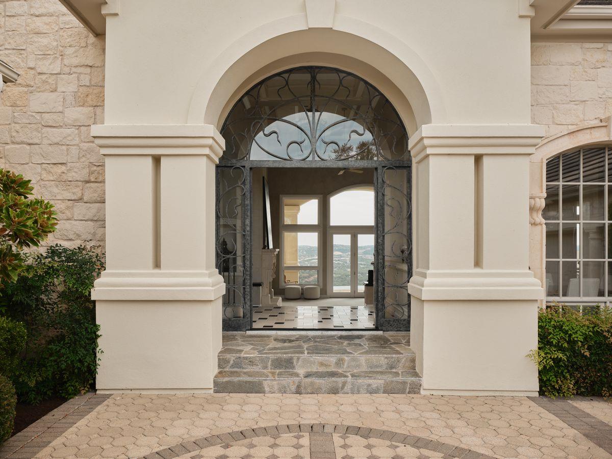 6505 W Courtyard DR, Austin