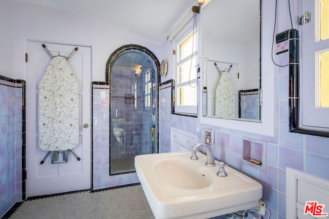 500 N Las Palmas Ave