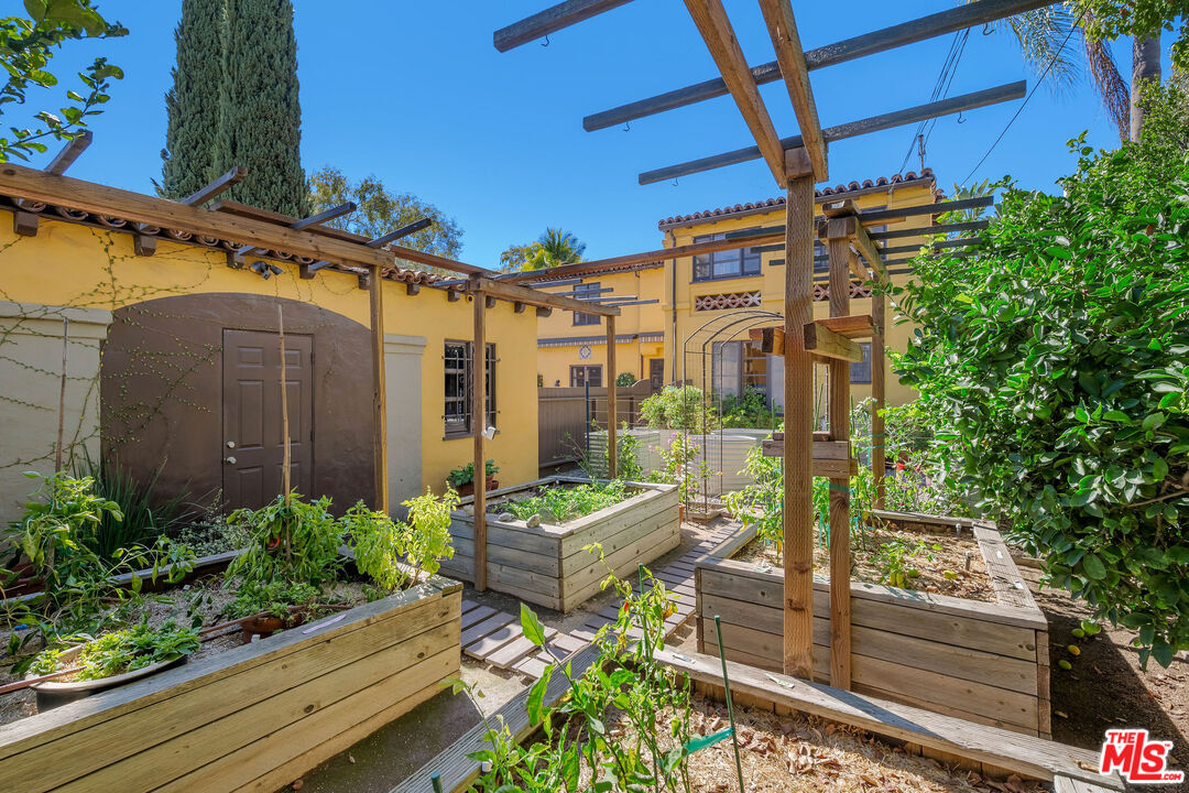 500 N Las Palmas Ave