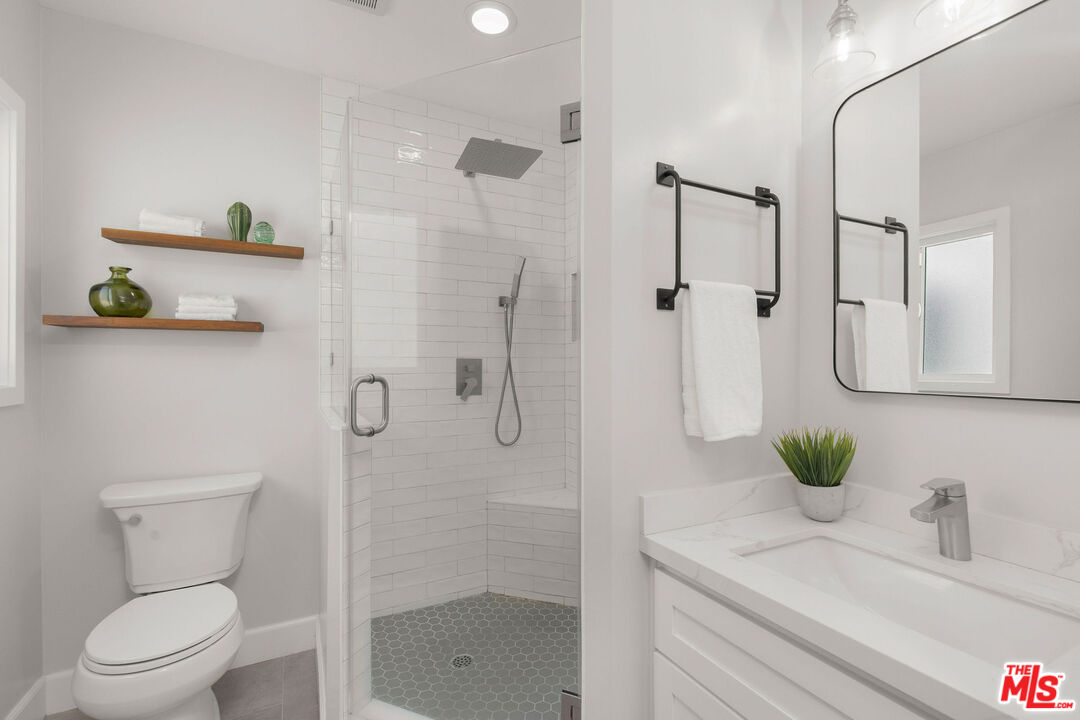 821 S Cloverdale Ave