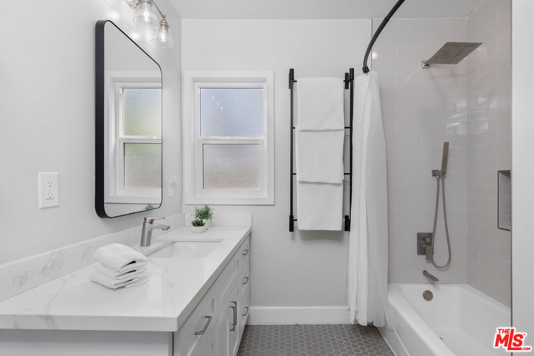 821 S Cloverdale Ave