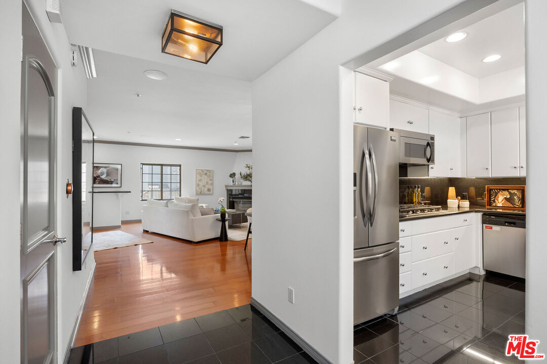 851 N San Vicente Blvd Unit: 304