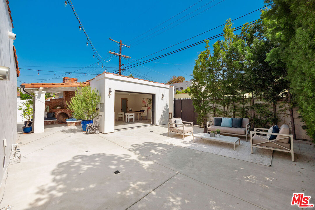 1042 Alvira St