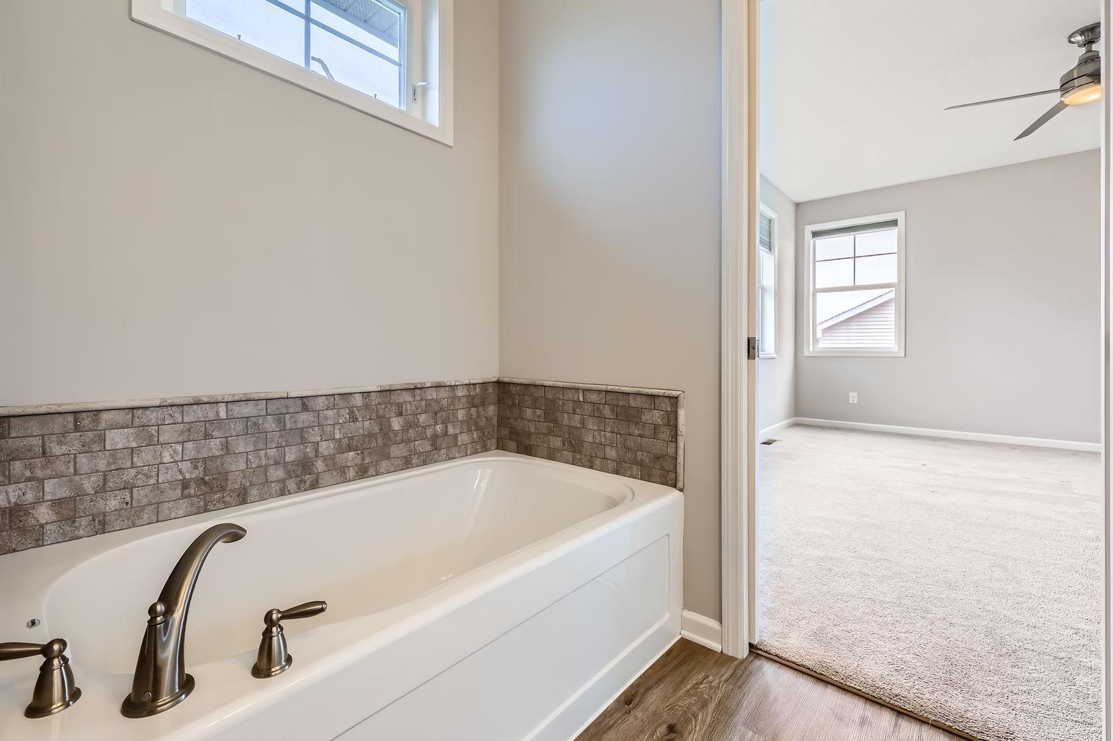 585 Jade Trail N