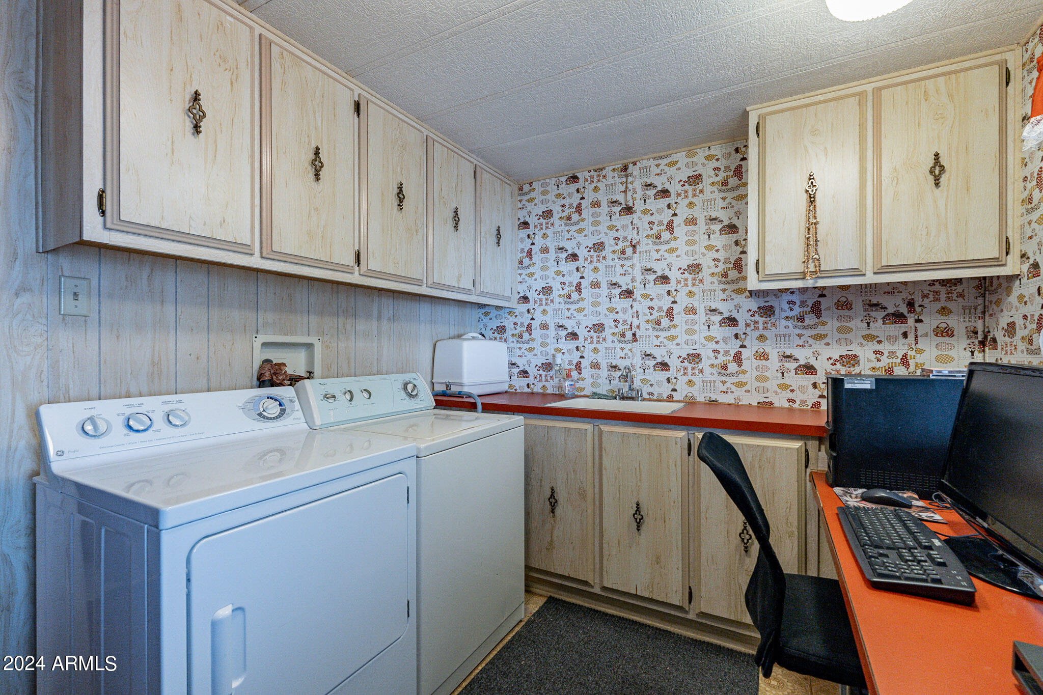 205 S HIGLEY Road, 256