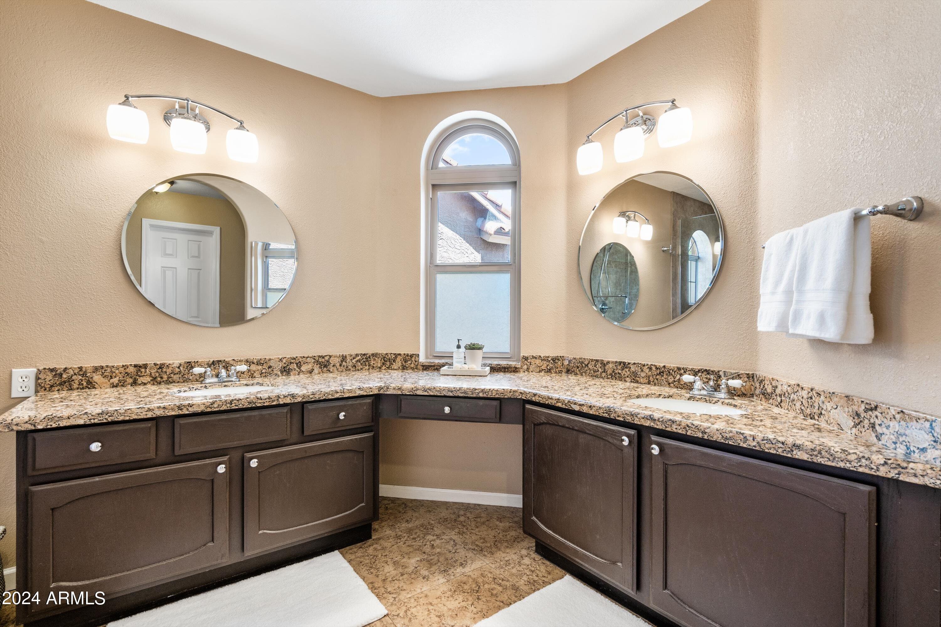 1044 N LONGMORE Street