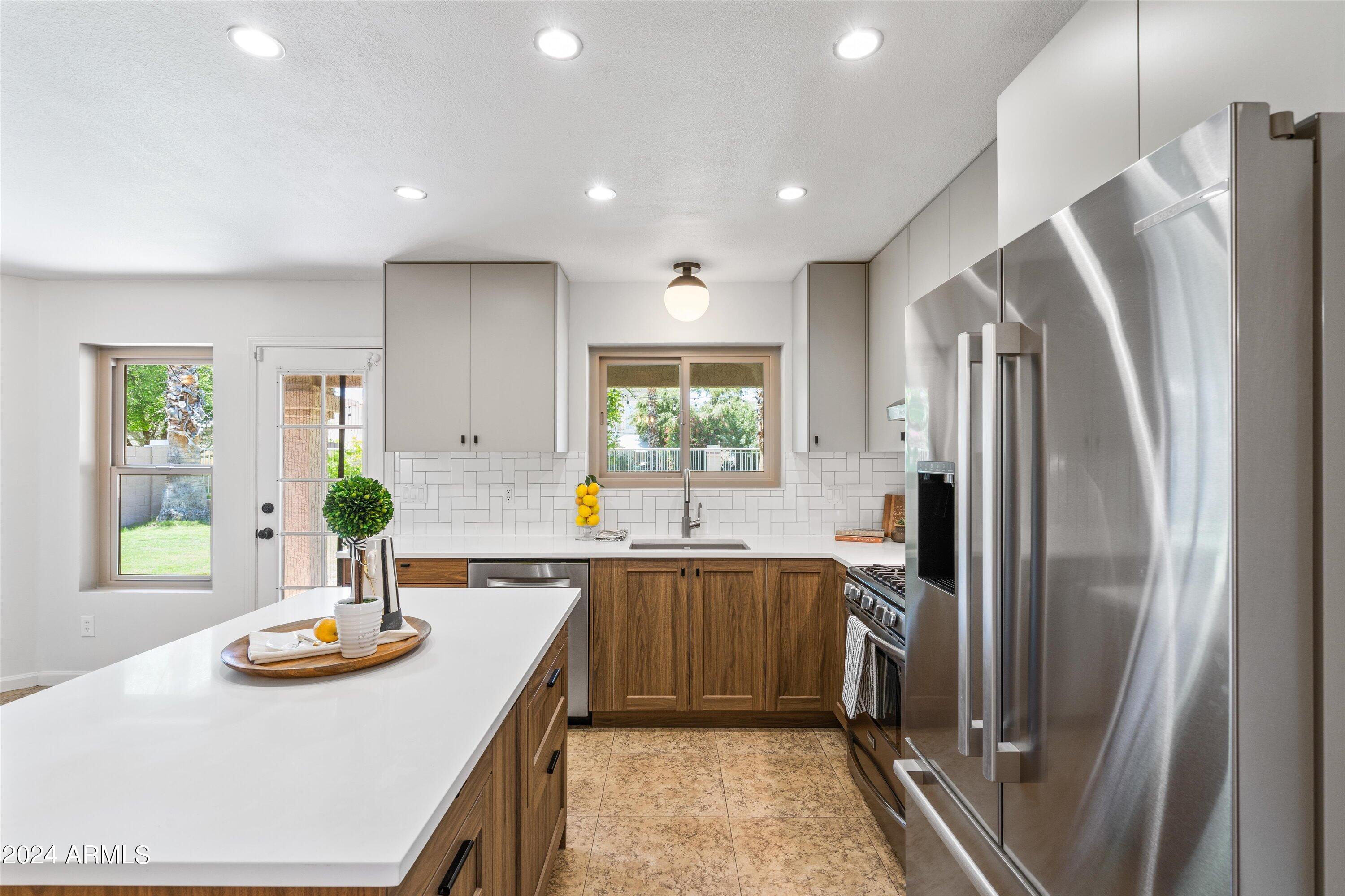 1044 N LONGMORE Street