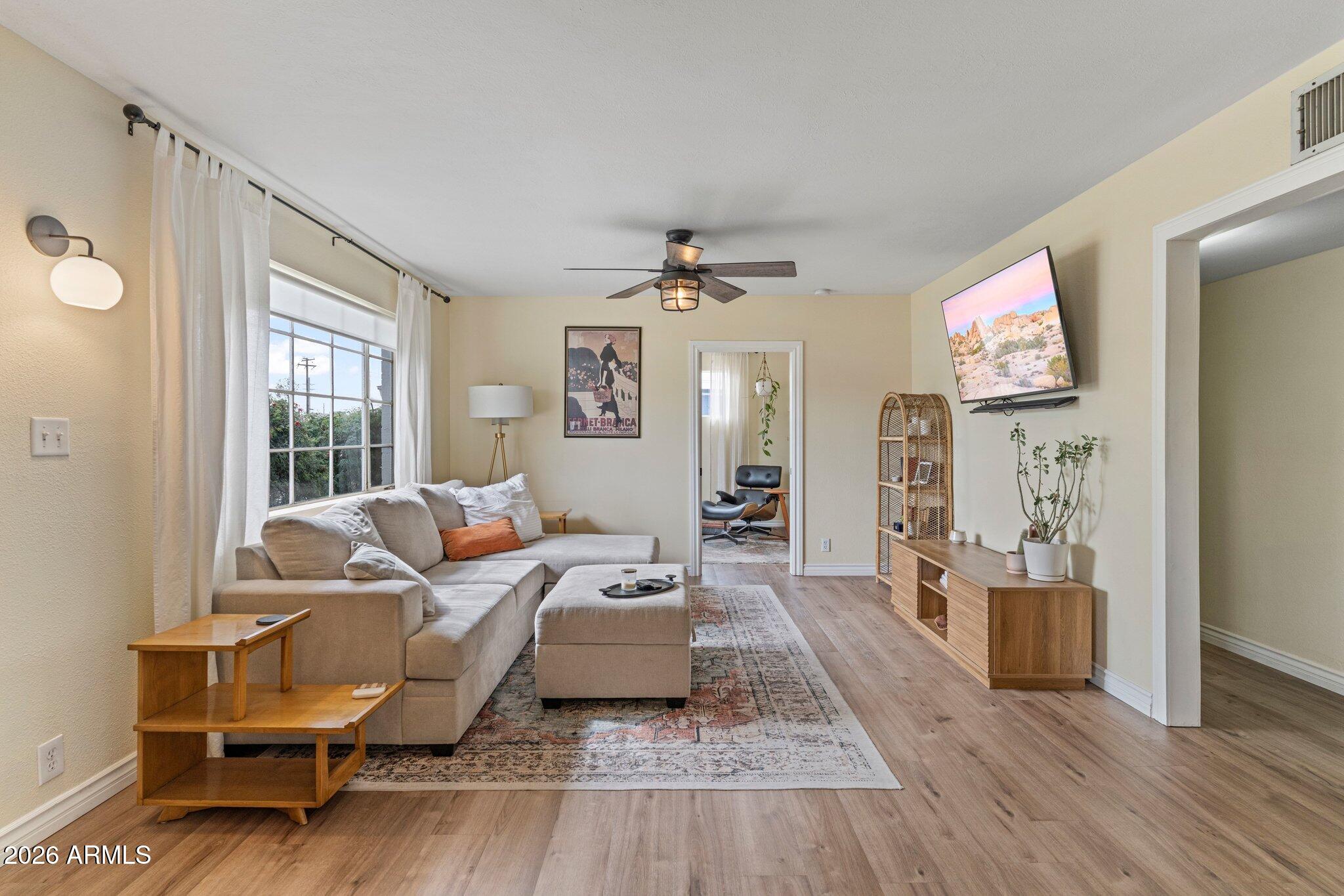 2314 W PINCHOT Avenue