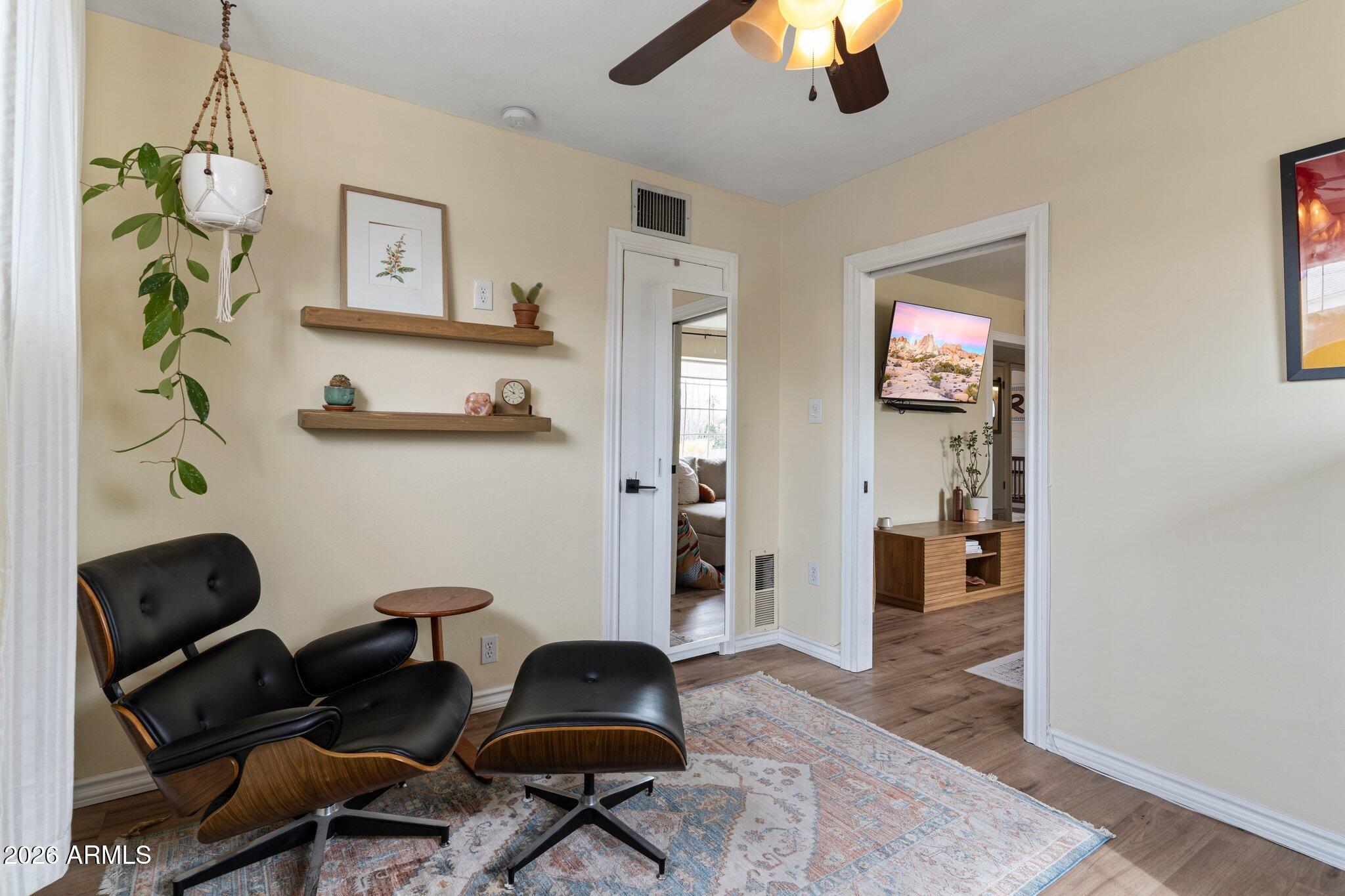 2314 W PINCHOT Avenue