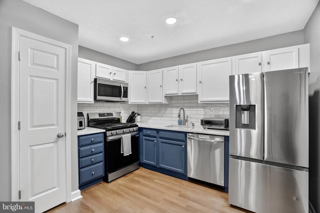 8031 BROOKSTONE COURT