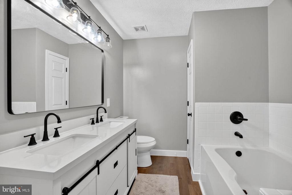 8031 BROOKSTONE COURT