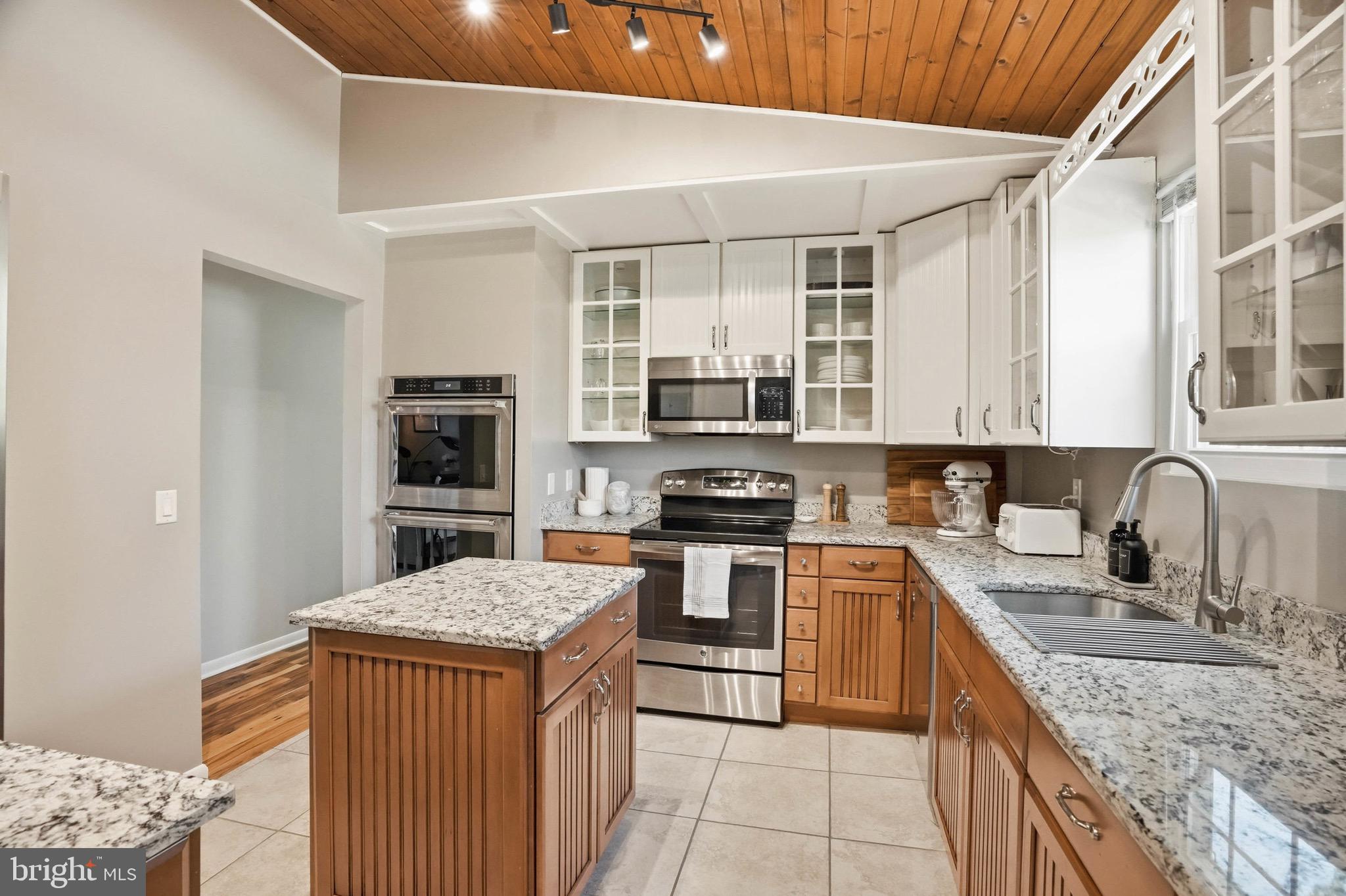 807 OAKWOOD ROAD