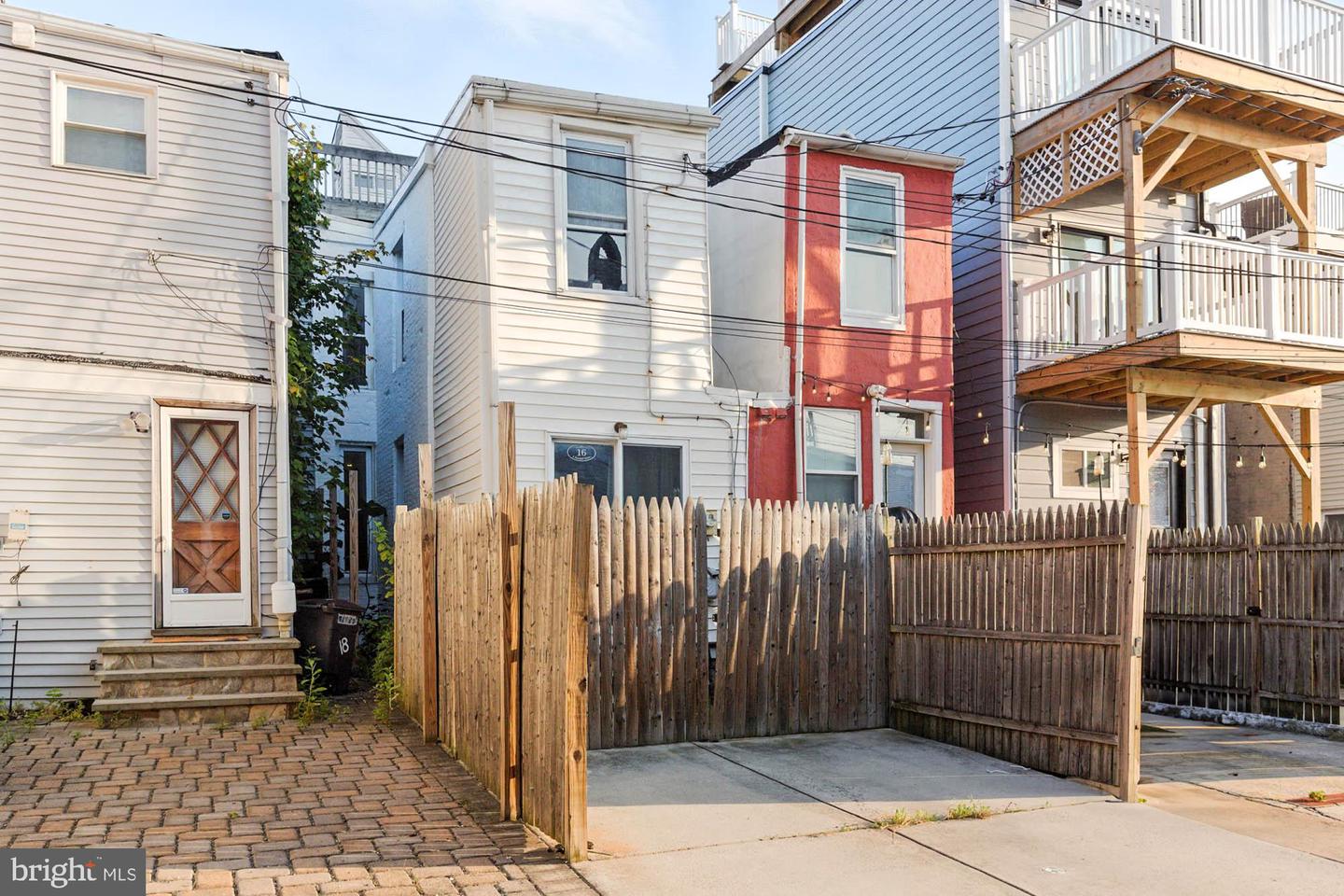 16 Randall St E