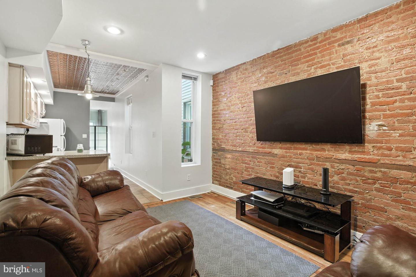 16 Randall St E