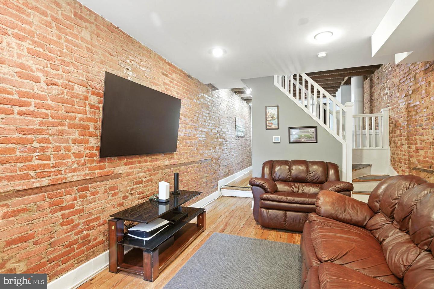 16 Randall St E