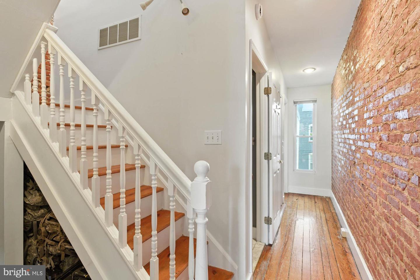 16 Randall St E