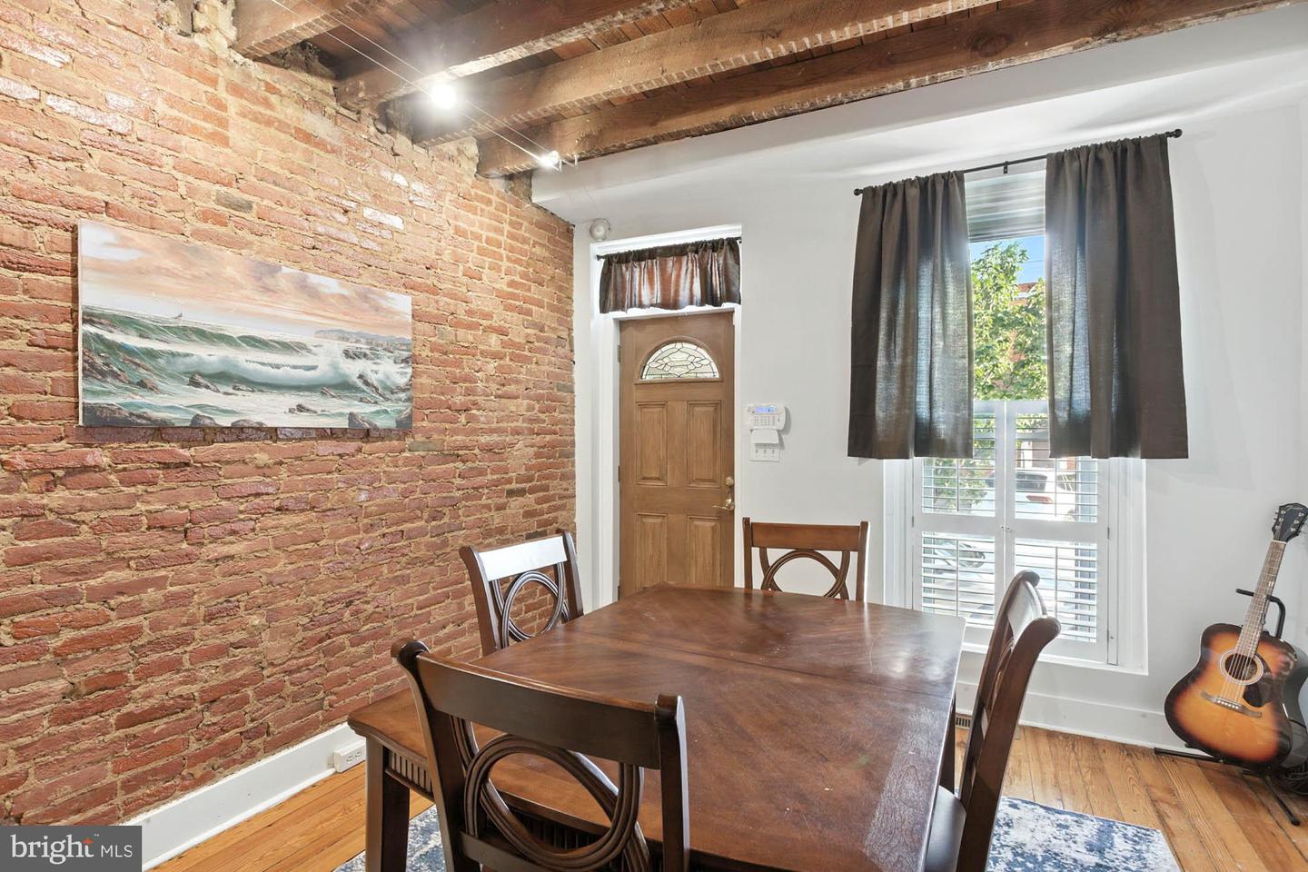16 Randall St E
