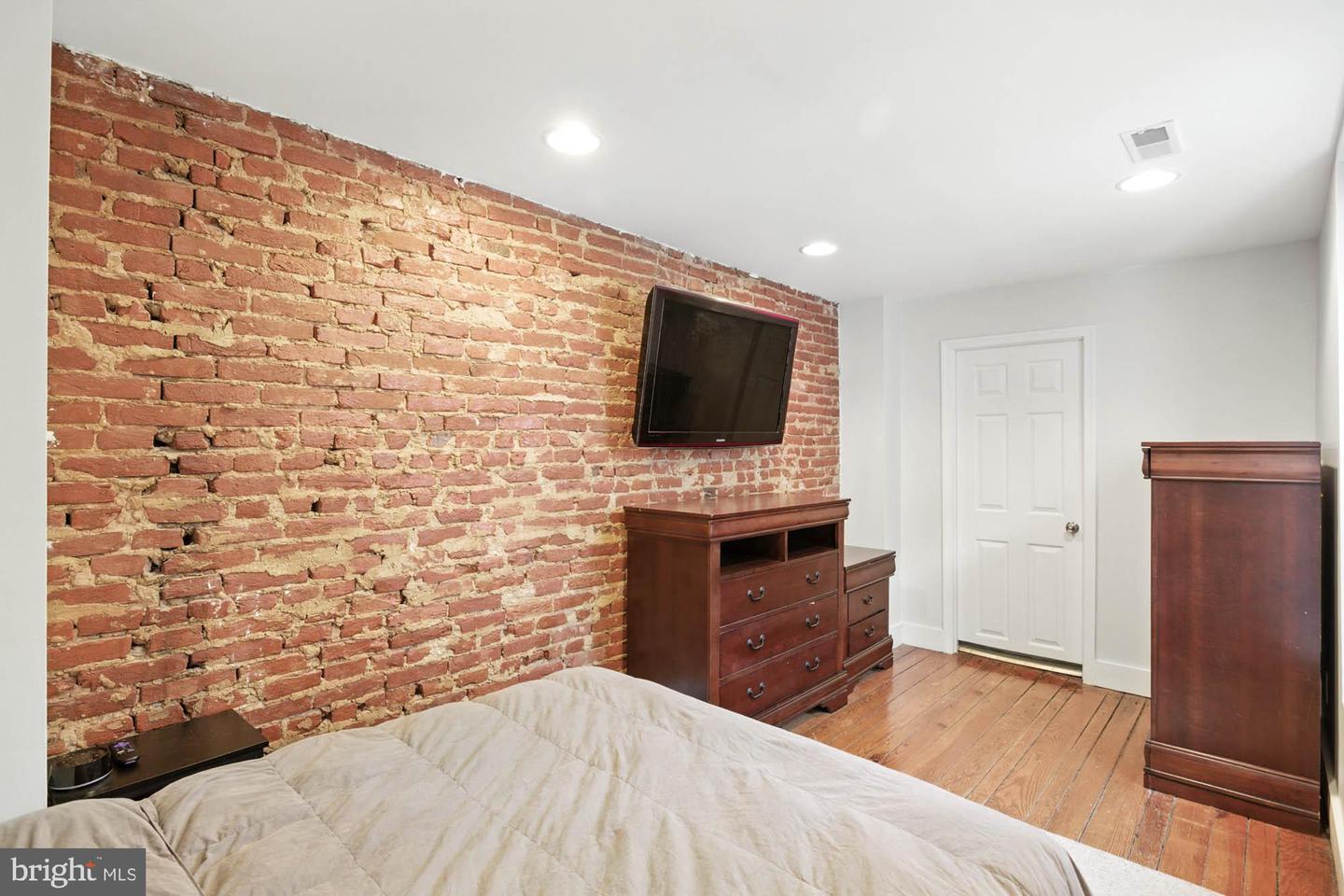 16 Randall St E