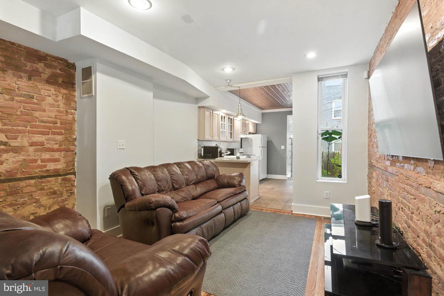 16 Randall St E