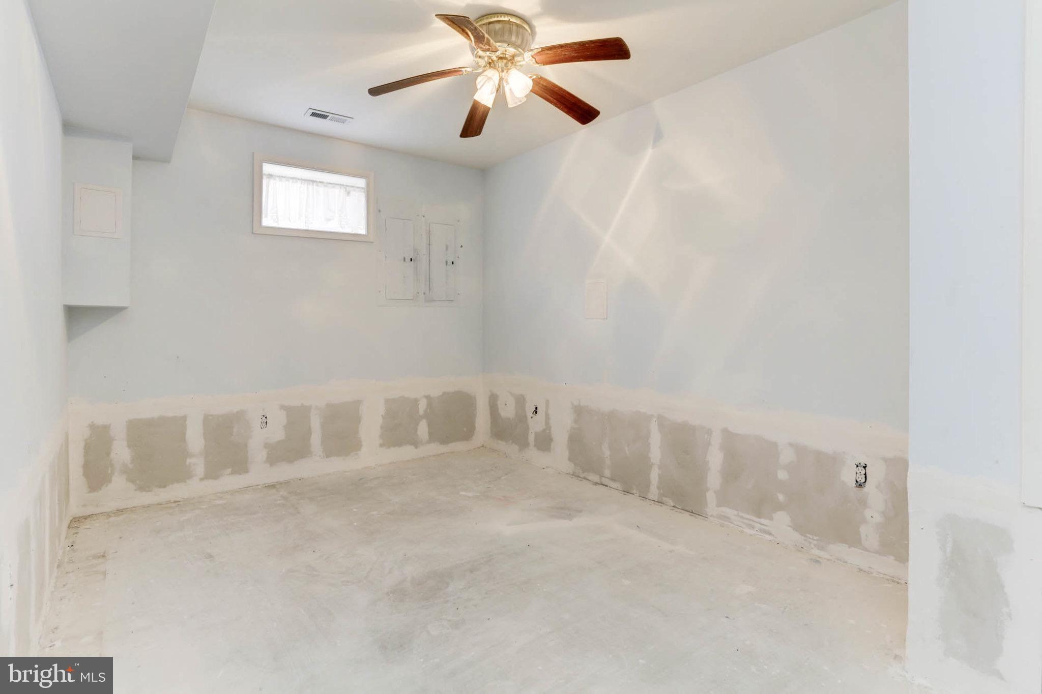 951 Fairwood Ln