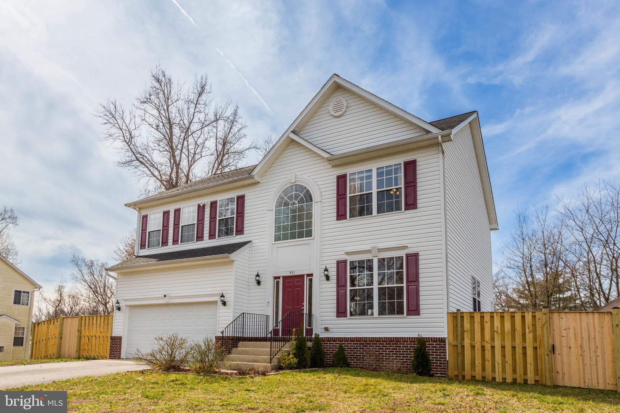 951 Fairwood Ln