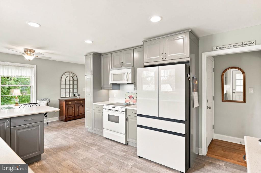 8609 SOLOMONS ISLAND ROAD