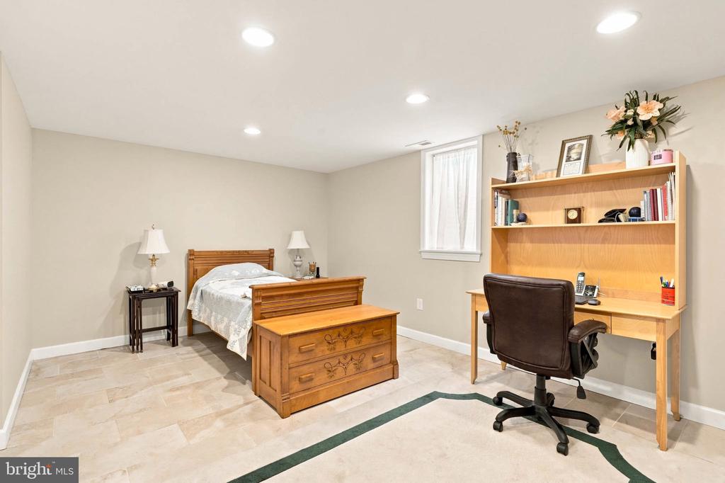 8609 SOLOMONS ISLAND ROAD