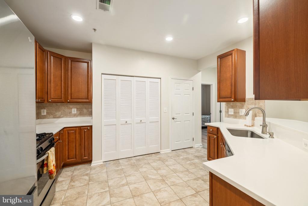 300 LOTHIAN WAY 202