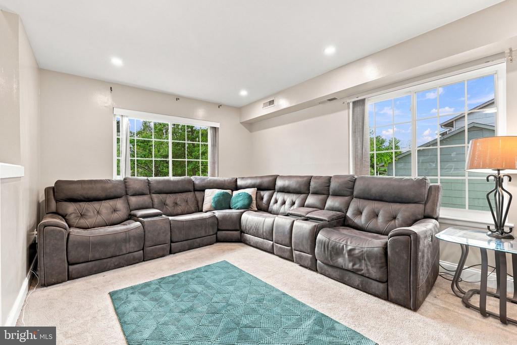 2909 NEEDLEWOOD LANE
