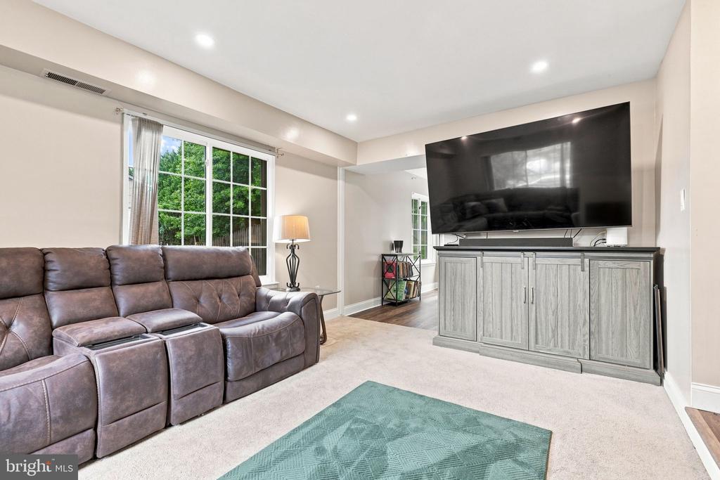 2909 NEEDLEWOOD LANE