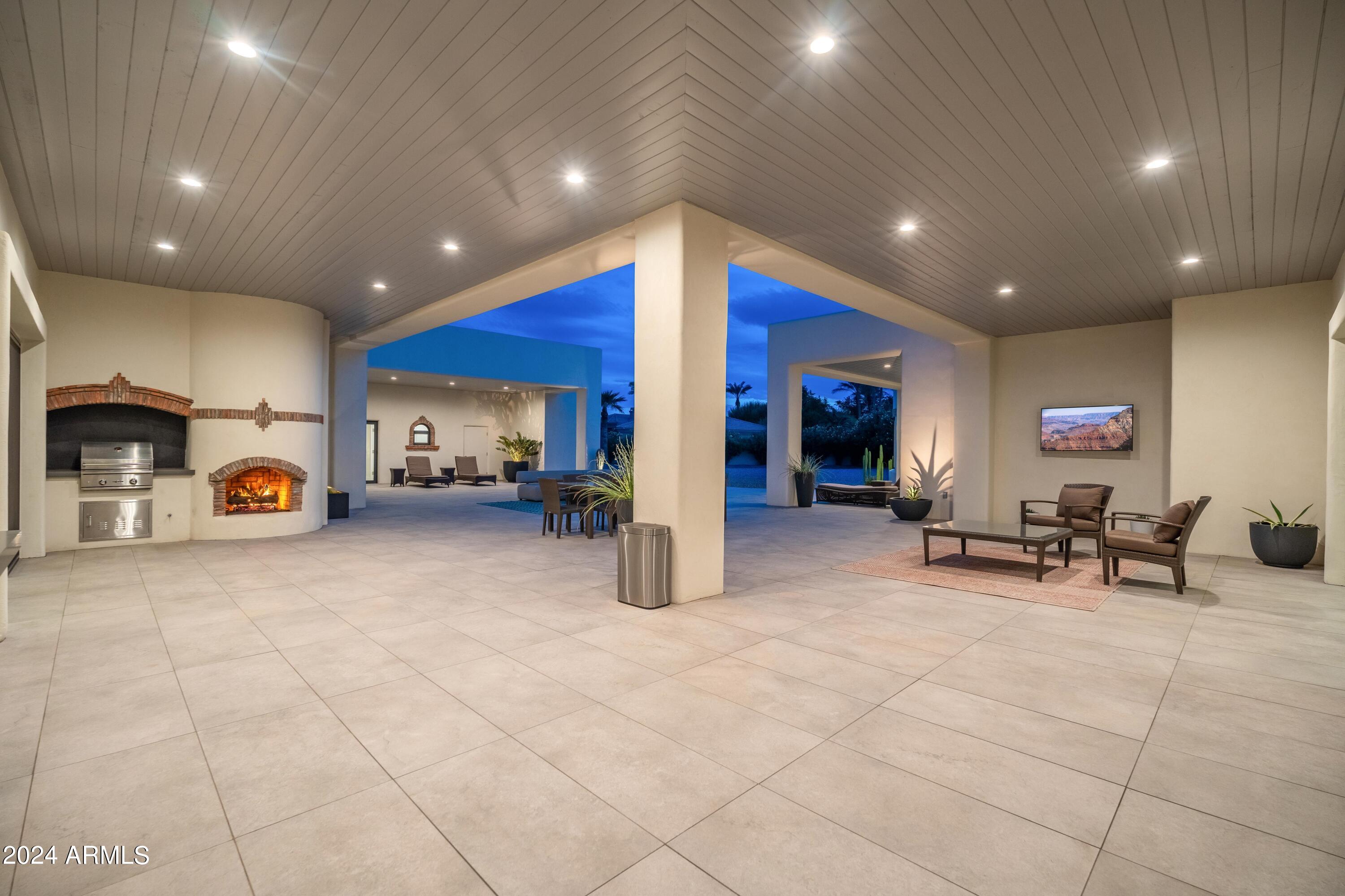 6521 E VIA LOS CABALLOS