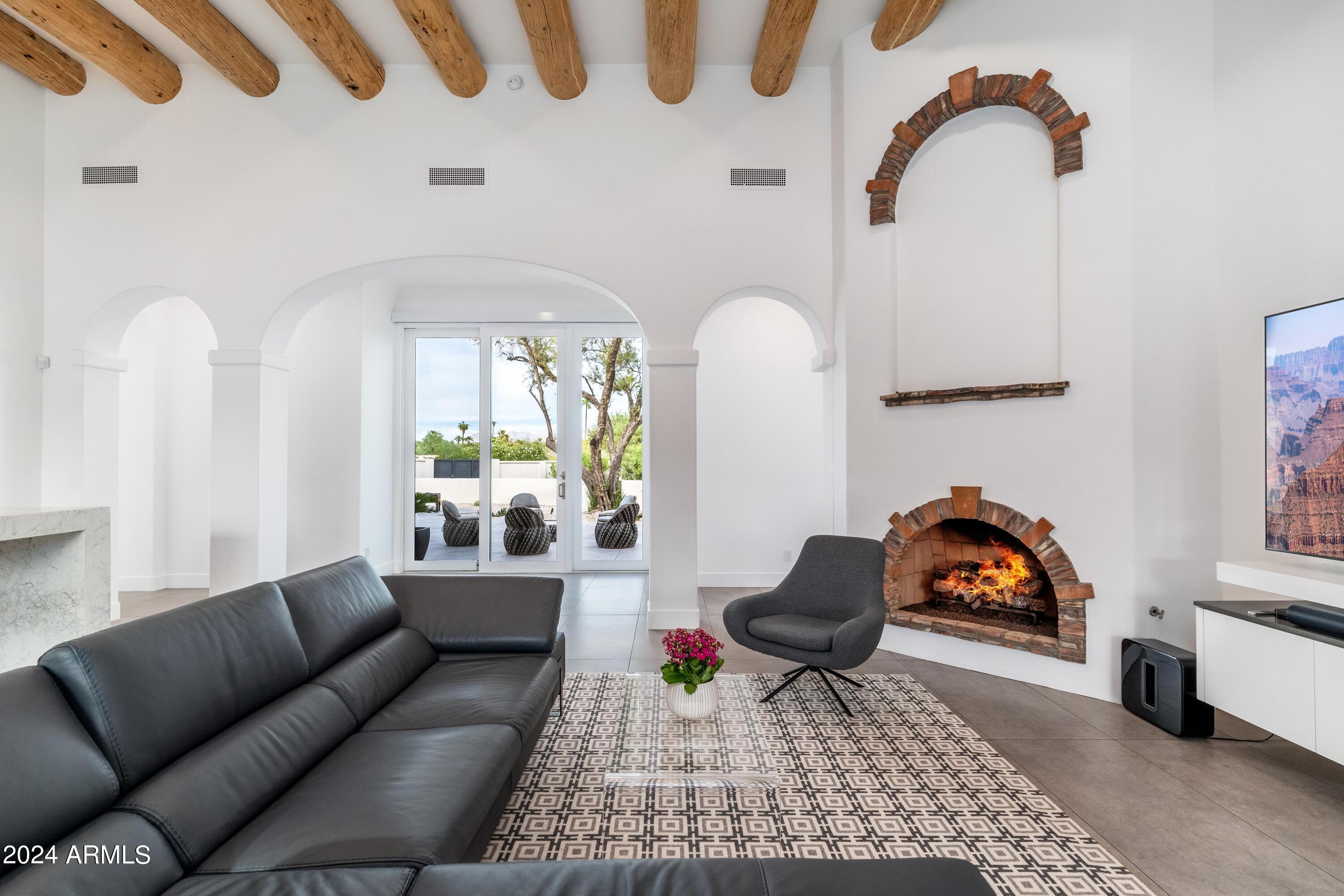 6521 E VIA LOS CABALLOS