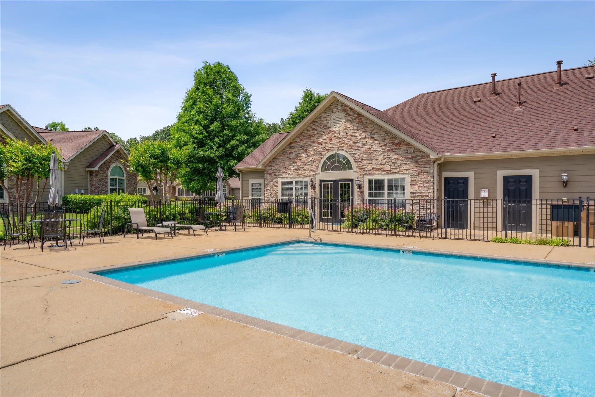 1717 W SOUTHFIELD CIR W