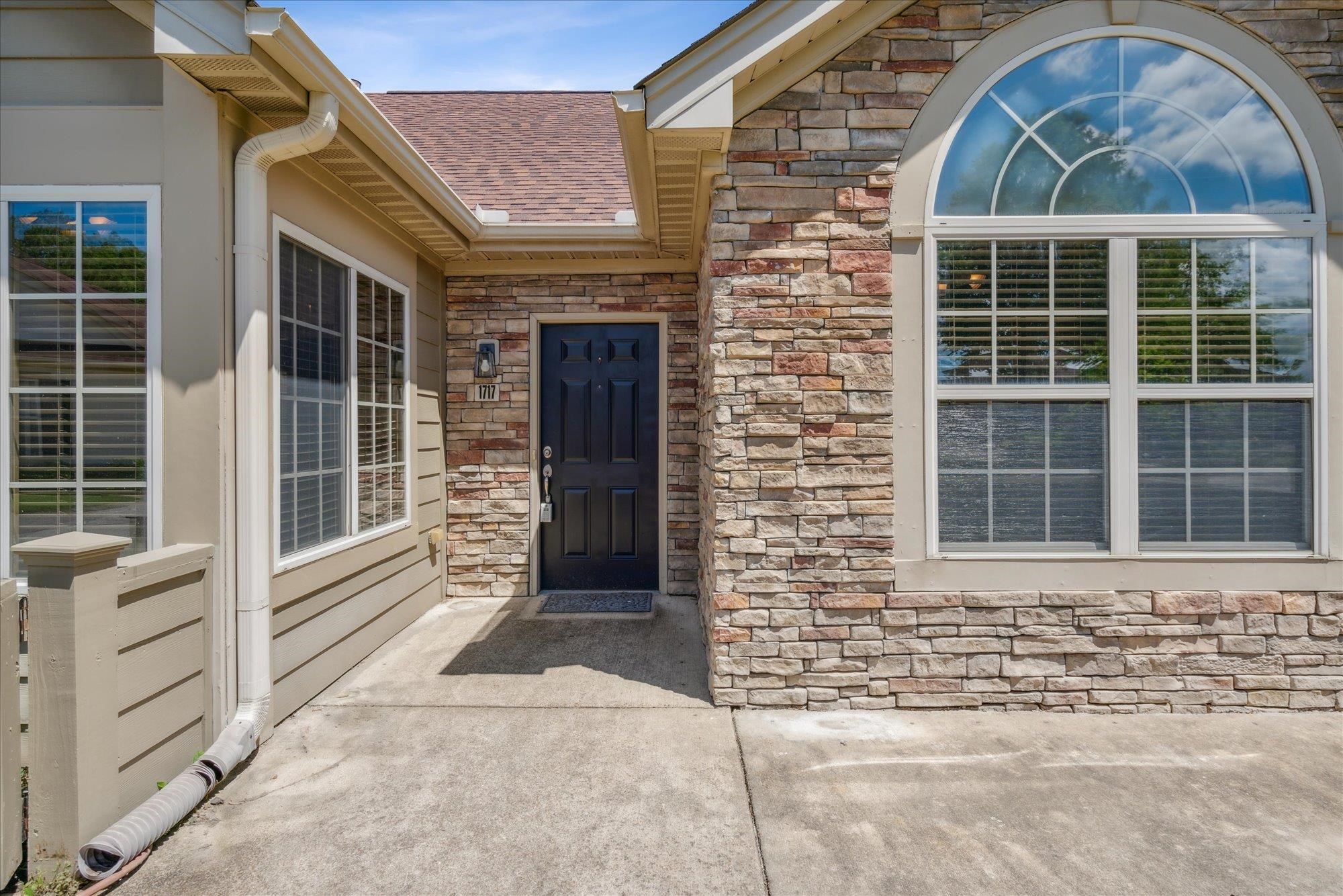 1717 W SOUTHFIELD CIR W