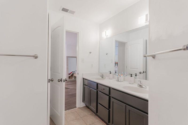 1105 W OLD HEARTHSTONE CIR