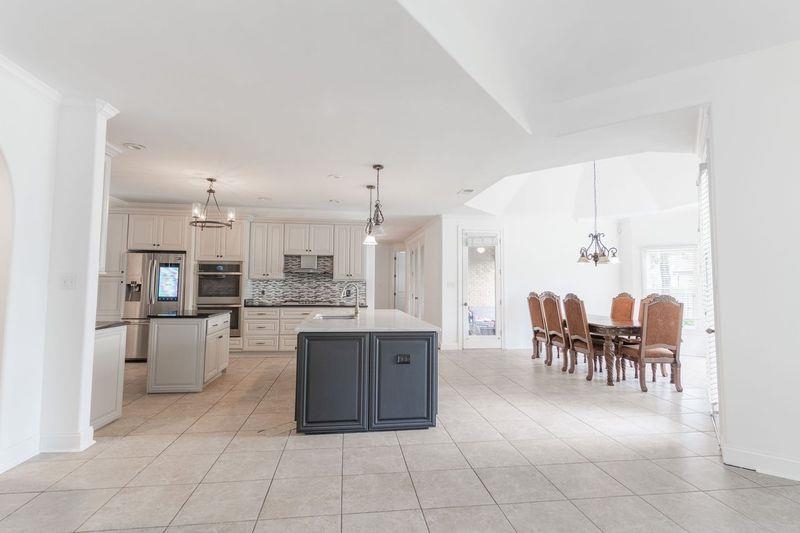 1105 W OLD HEARTHSTONE CIR