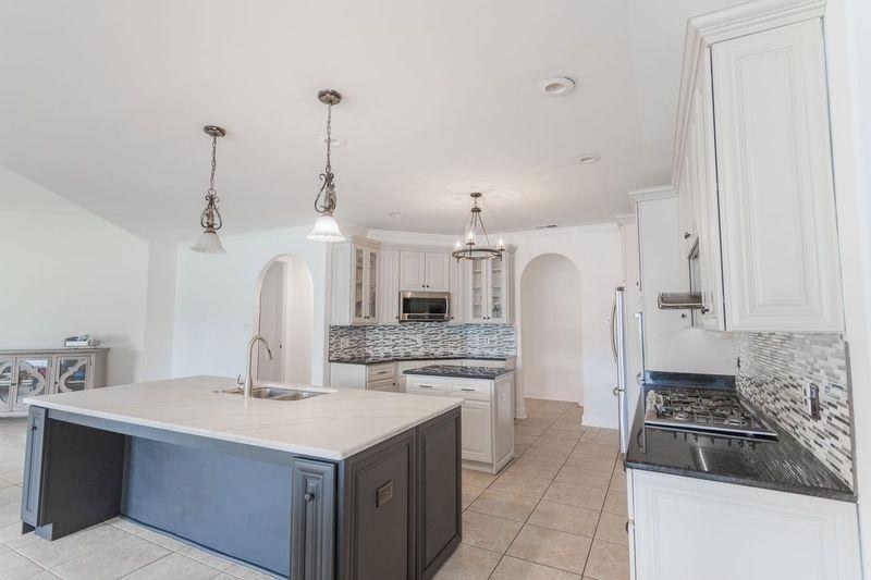 1105 W OLD HEARTHSTONE CIR