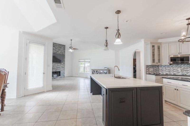1105 W OLD HEARTHSTONE CIR