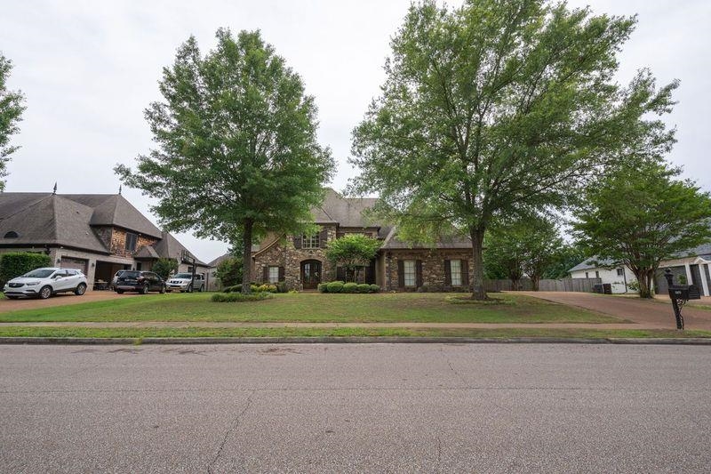 1105 W OLD HEARTHSTONE CIR
