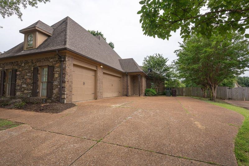 1105 W OLD HEARTHSTONE CIR