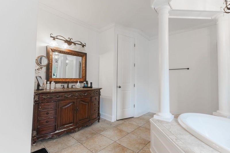 1105 W OLD HEARTHSTONE CIR